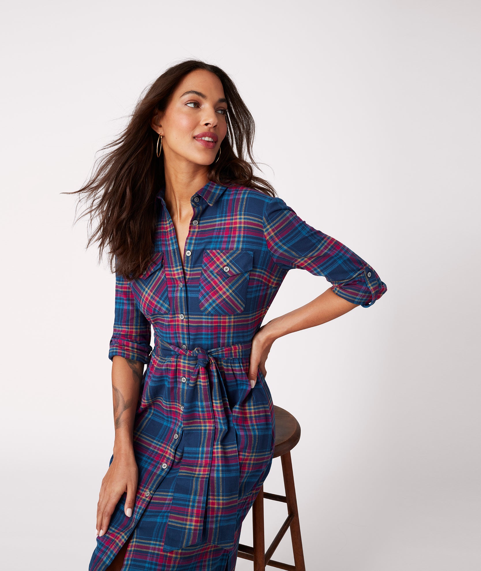 Model is wearing UNTUCKit Joni plaid navy dress.