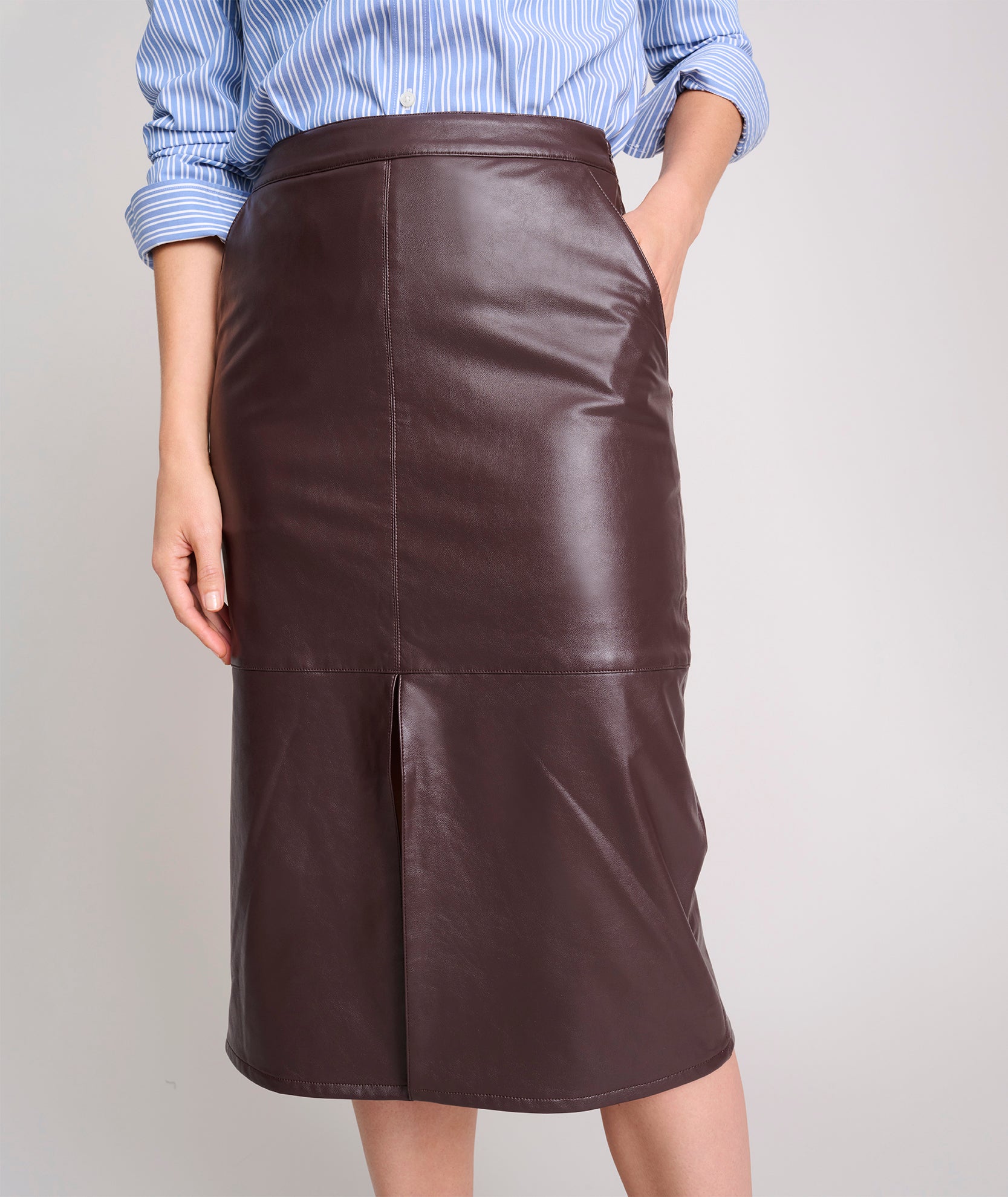 Model is wearing UNTUCKit Faux Leather Penicli Aubrey Skirt.