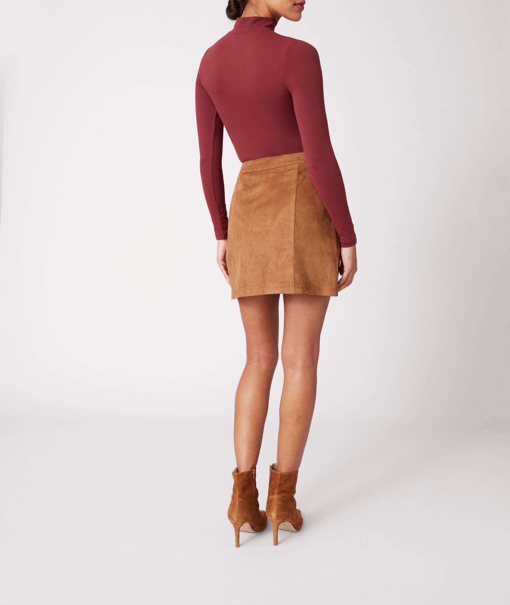 Model is wearing UNTUCKit Kendall brown skirt. 